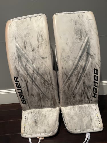 Medium Bauer Vapor Hyperlite 2 Goalie Leg Pads (Used)
