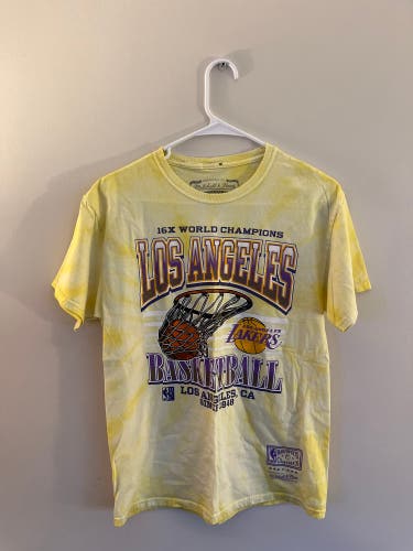 Mitchell & Ness Los Angeles Lakers Light Yellow Graphic Tee—Men’s Medium