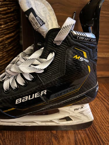 2022 Bauer Supreme M5 Pro Hockey Skates Size 5 (Used)