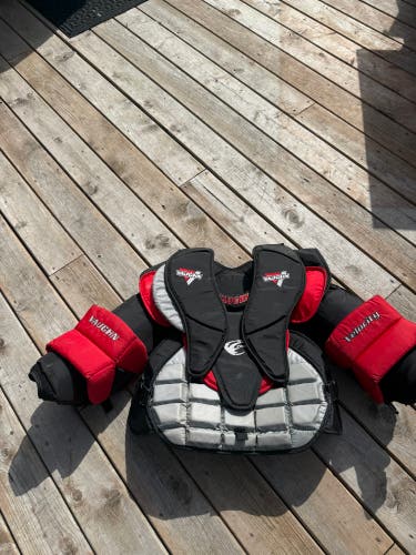 Medium 2010 Vaughn 7000 Goalie Chest Protector (Used)
