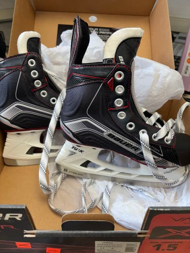 2017 Bauer Vapor X500 Hockey Skates Regular Width Size 1.5 (New)
