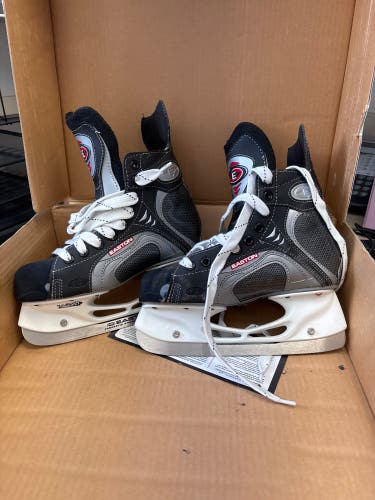 Easton Synergy 500 Hockey Skates Regular Width Jr size 4.5 (New)