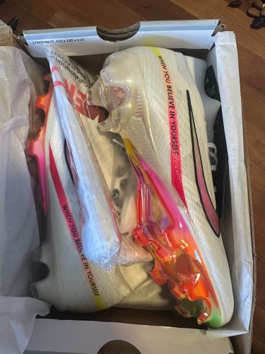 White Men's Size M 9.5 (W 10.5) Nike Superfly IV Cleats (New)