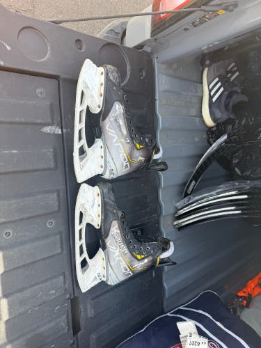 Colorado College 2021 Bauer Vapor Hyperlite Hockey Skates Regular Width Pro Stock 8.25 (Used)