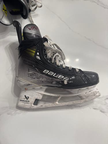 Black 2023 Bauer Vapor Hyperlite 2 Hockey Skates Regular Width 6 (Used)
