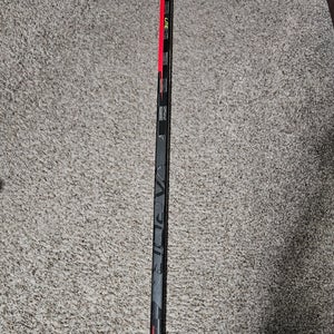Senior Bauer Vapor Hyperlite Right Handed Hockey Stick P28 77 Flex (Used)