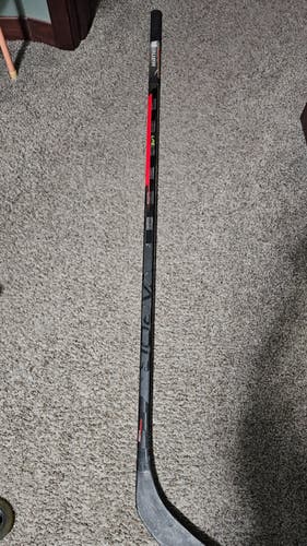 Senior Bauer Vapor Hyperlite Right Handed Hockey Stick P28 77 Flex (Used)