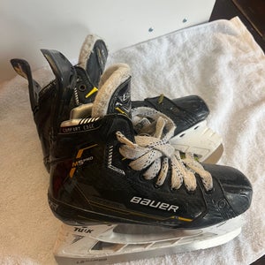 2022 Bauer Supreme M5 Pro Hockey Skates Size 3.5 (Used)