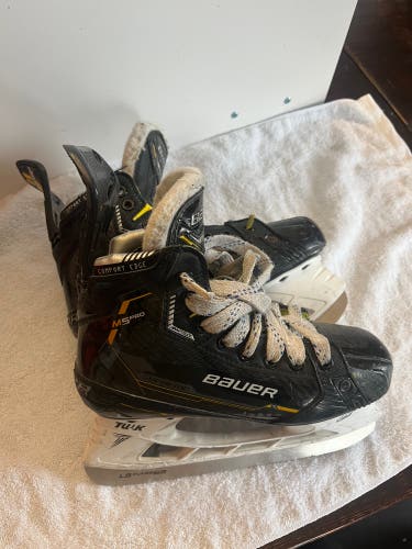2022 Bauer Supreme M5 Pro Hockey Skates Size 3.5 (Used)