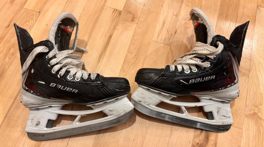 Black 2025 Bauer Vapor Fly40 Hockey Skates Size 4.5 (Used)