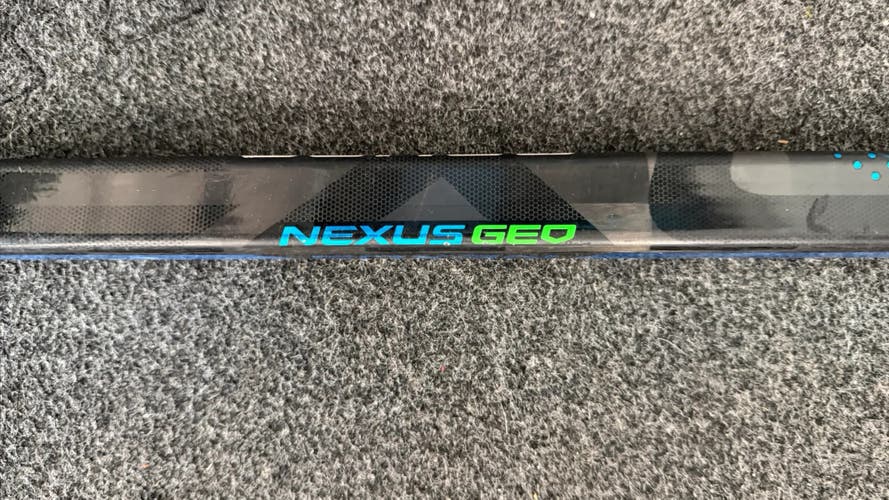 Junior Bauer Nexus Geo Right Hand Hockey Stick - RH P88 55 Flex (Used)