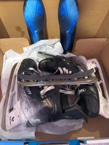 2023 Bauer Vapor Hyperlite 2 Hockey Skates 7.5 (Used)