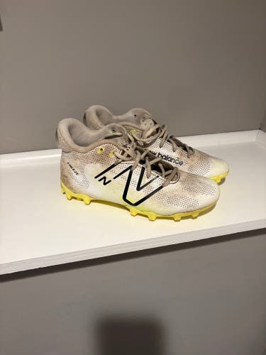 White Men's 4.5Y (Big Kids / Youth) Youth New Balance Freeze 4.0 Mid Top Molded Cleats (Used)