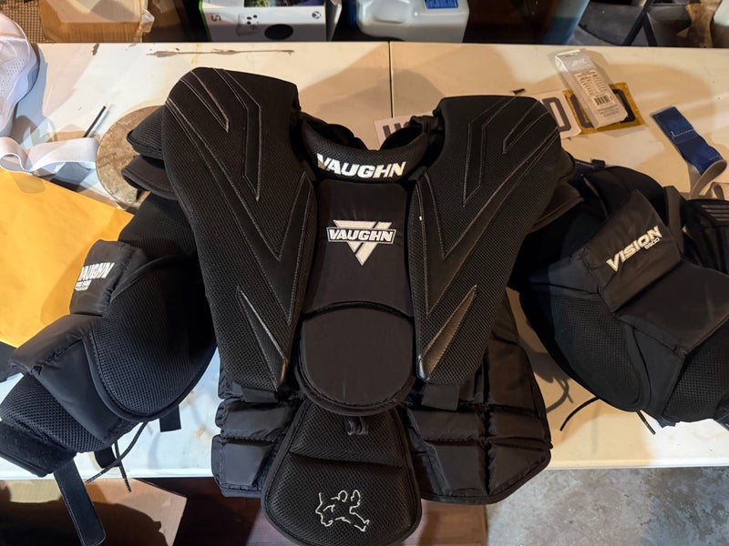 Medium 2025 Vaughn Vision 9500 Goalie Chest Protector Pro Stock (Used)