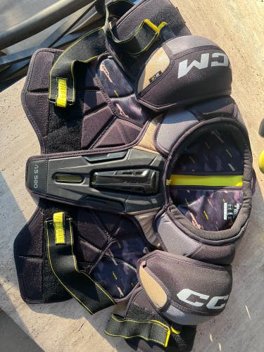 Men's XL Senior CCM Tacks AS 580 Shoulder Pads (Used)
