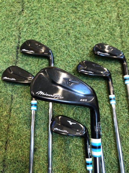 Men's Mizuno Pro 225 Black Limited Edition Iron Set Right Handed - Dynamic Gold S400 Shaft (Used)