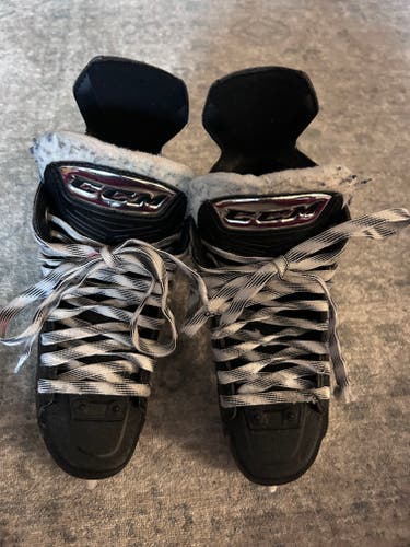 Black CCM Ribcor 86K Hockey Skates Regular Width Size 4 (Used)