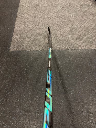 Senior Bauer Pulse Right Handed Hockey Stick P28 65 Flex (Used)