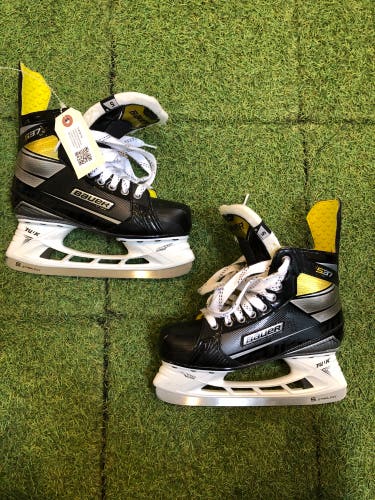 Intermediate Bauer Supreme S37 Hockey Skates Regular Width Size 5 (Used)