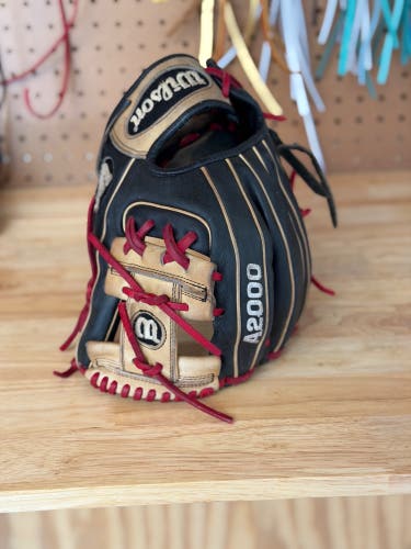 Wilson A2000 RH Infield Baseball Glove 11.5" (Used)