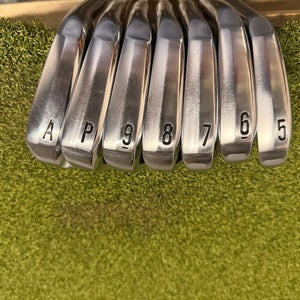 Srixon ZXi7 5-AW Iron Set, Dynamic Gold Stiff Flex, RH