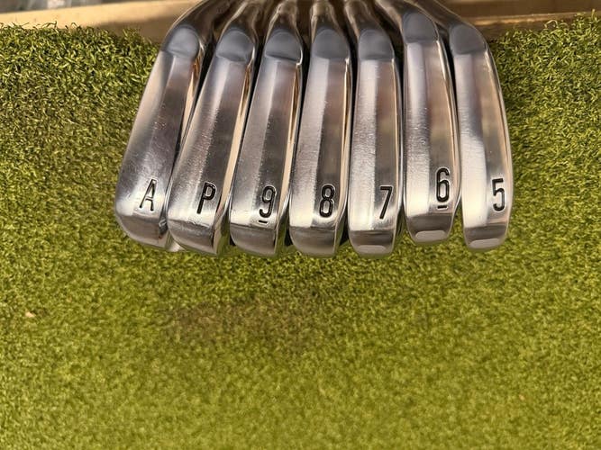 Srixon ZXi7 5-AW Iron Set, Dynamic Gold Stiff Flex, RH