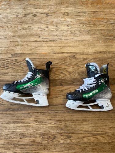 Green 2023 Bauer Vapor Hyperlite 2 Hockey Skates Regular Width Pro Stock 8 (Used)