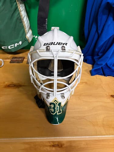 Senior Medium 2023 Bauer 960 Goalie Mask (Used)