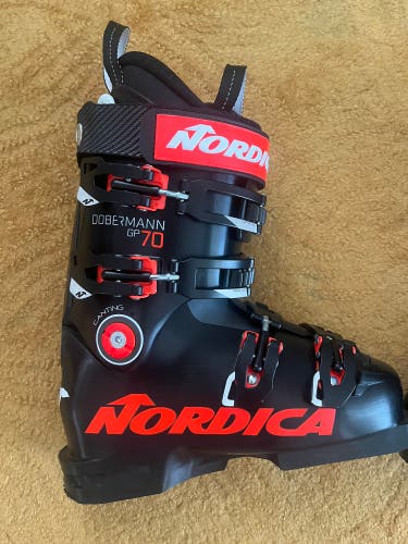 Mondo 23 & 23.5 Unisex Nordica Dobermann Racing Ski Boots Soft Flex (New)