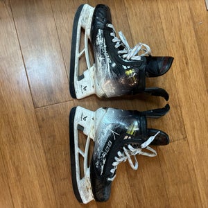 2023 Bauer Vapor Hyperlite 2 Hockey Skates Regular Width 9 (Used)