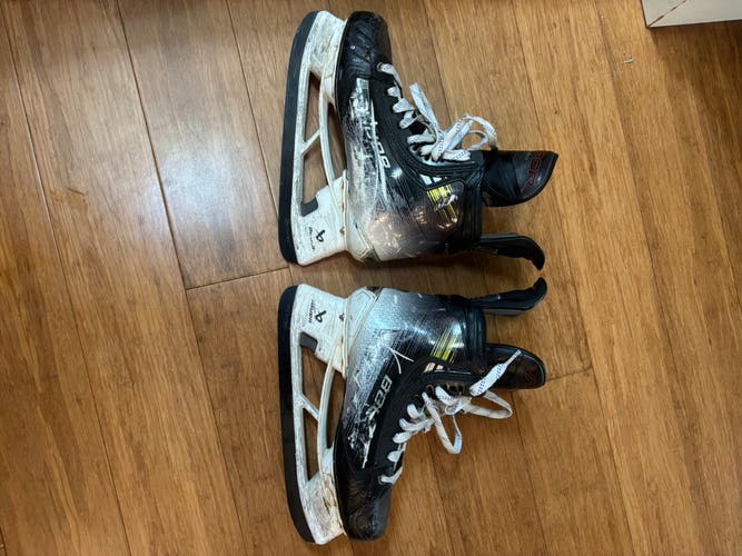 2023 Bauer Vapor Hyperlite 2 Hockey Skates Regular Width 9 (Used)