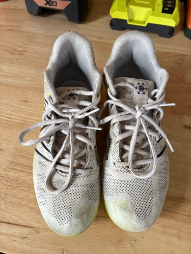 White Men's 5.5Y (Big Kids / Youth) Youth New Balance Freeze 4.0 Mid Top (Used)