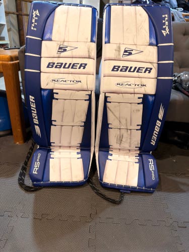 Medium 2024 Bauer Reactor R5 Pro Goalie Leg Pads (Used)