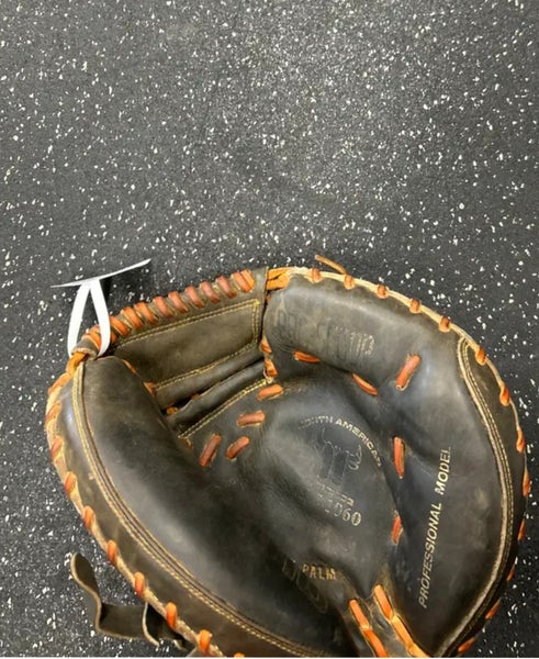 Mizuno RH Catcher's MZC260 Baseball Glove 32.5" (Used)