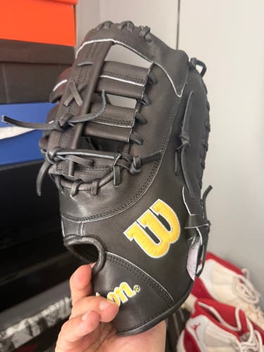 Wilson A2000 RH First Base Baseball Glove 12.5" (New)