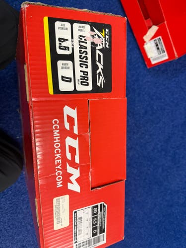 *New in Box-Proshop Sale* CCM Ribcor MaxxPro Hockey Skates Regular Width Size 6.5 (New)