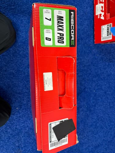 *New in Box-Proshop Sale* CCM Ribcor MaxxPro Hockey Skates Regular Width Size 7 (New) BLACK STEEL