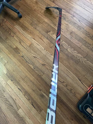 Intermediate Bauer Vapor 1X Lite Right Handed Hockey Stick P28 60 Flex (Cracked Blade)