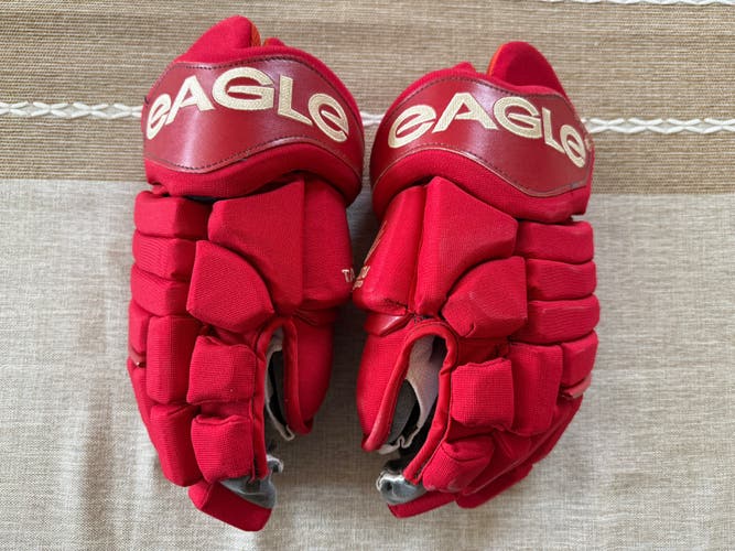 Detroit Red Wings Winter Classic Eagle Talon Gloves 14" Pro Stock (Used)