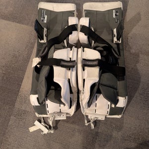 Medium 2023 Bauer GSX (2023 Model) Goalie Leg Pads (Used)