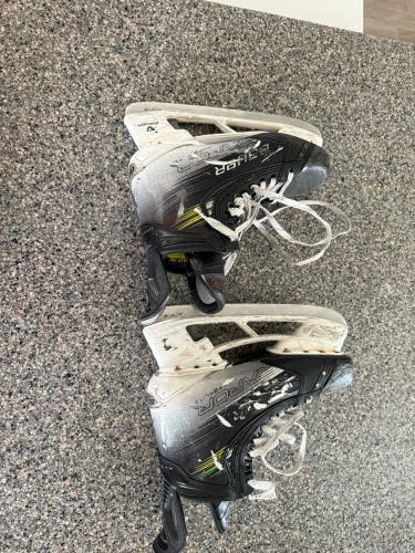 2023 Bauer Vapor Hyperlite 2 Hockey Skates Regular Width 9.5 (Used)