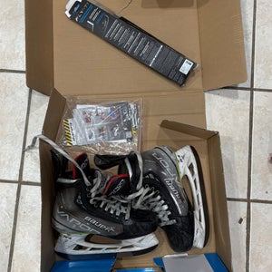 Bauer Vapor Hyperlite Hockey Skates Size 4.5 Fit 3