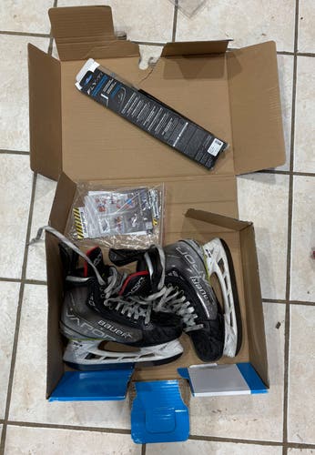 Bauer Vapor Hyperlite Hockey Skates Size 4.5 Fit 3