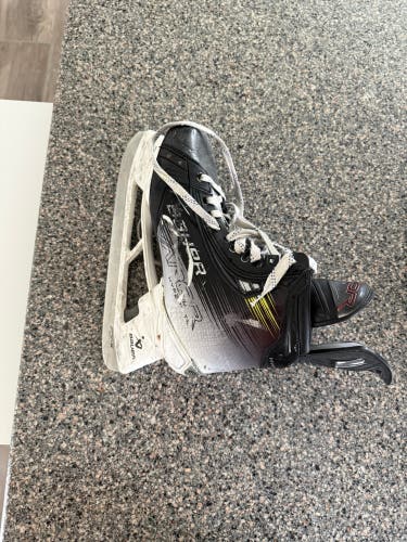 2023 Bauer Vapor Hyperlite 2 Hockey Skates 9.5 (Used)