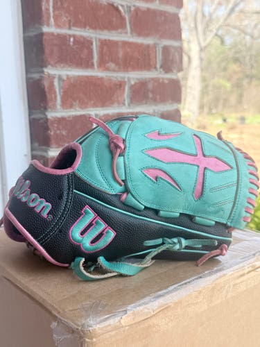 Wilson A2000 RH Pitcher's Baseball Glove 12" (Used)