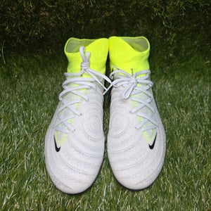 Nike Phantom Luna 2 Elite SG Pro.