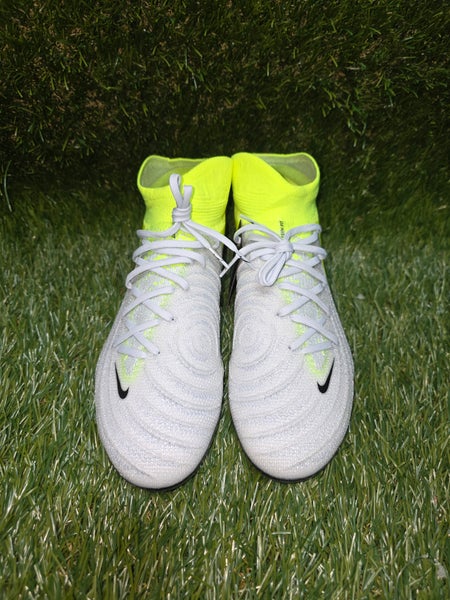 Nike Phantom Luna 2 Elite SG Pro.