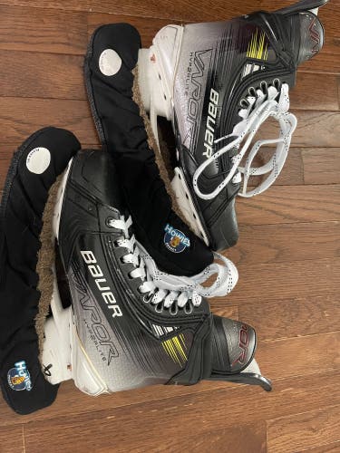 2023 Bauer Vapor Hyperlite 2 Hockey Skates Regular Width 7.5 (Used)