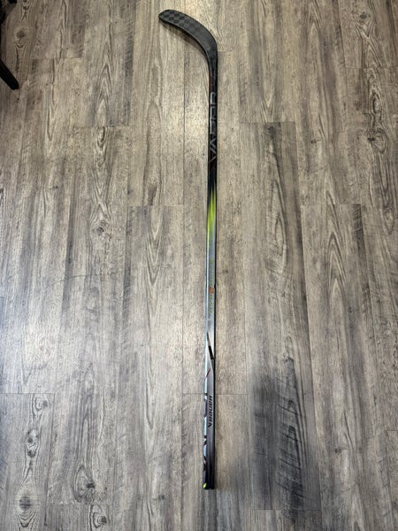 Senior Bauer Vapor Hyperlite Right Handed Hockey Stick P88 (Used)