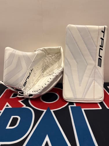 2025 True Catalyst Regular Junior Glove/Blocker (New) White/White
